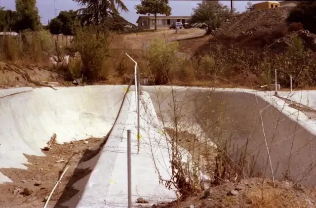 Surf de Earth - buried 1983 (Photo: Butch Olivier)