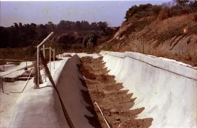 Surf de Earth - buried 1983 (Photo: Butch Olivier)